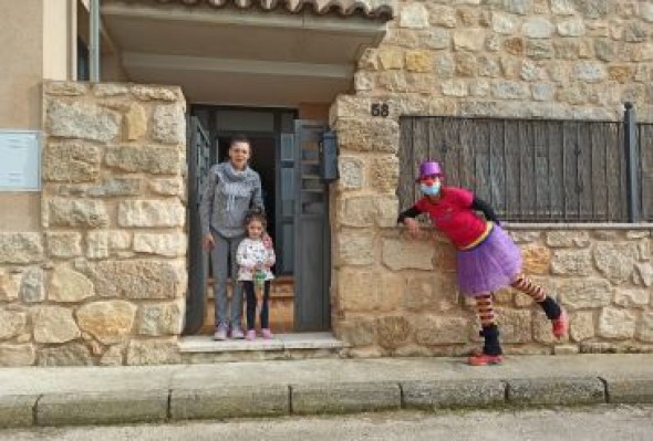 Los monitores del Servicio de Deportes de la Comarca Comunidad de Teruel están felicitando a los niños durante el confinamiento