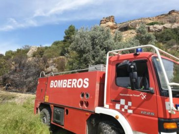 Los bomberos de la DPT sofocan un incendio en una zona de matorral cerca del río Guadalope en Alcañiz