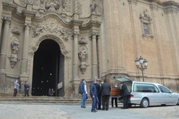 Familiares y amigos del escritor y periodista Darío Vidal le dan el penúltimo adiós en Alcañiz