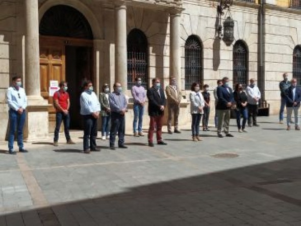 Minuto de silencio en el Ayuntamiento de Teruel en el último día de luto oficial