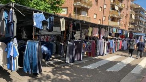 La lluvia empaña la apertura al completo del mercadillo de Alcañiz de los martes