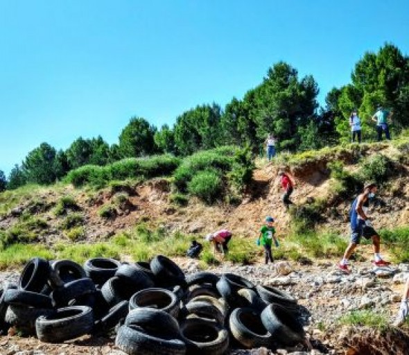 Medio centenar de voluntarios limpian de vertidos los alrededores de la protectora de animales de Teruel