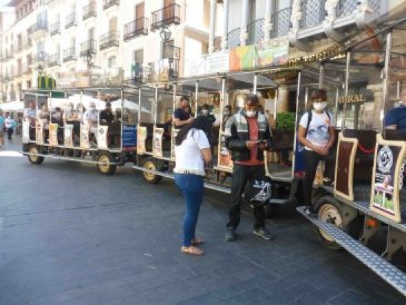 Los viajeros vuelven a recorrer la ciudad de Teruel a bordo del tren turístico