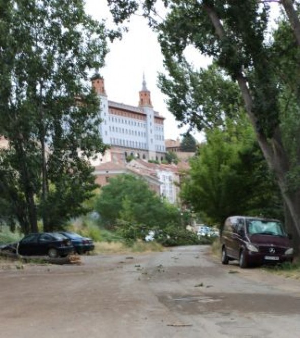 El camino de acceso a la Moratilla y al Club de Tenis de Teruel, cortado otra vez por la caída de un árbol