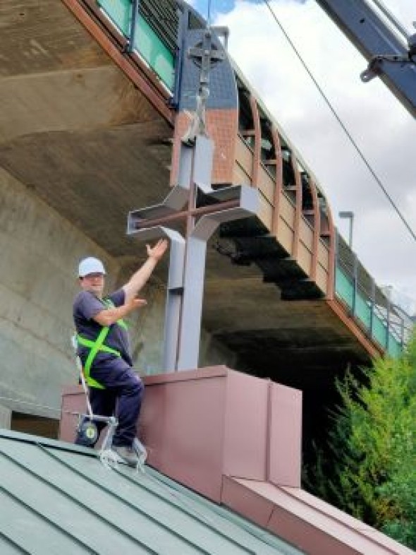 Una cruz de hierro corona la fachada del futuro auditorio de San Julián