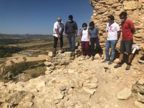 El equipo del Museo de Teruel descubre un nuevo torreón y seis túmulos funerarios en el yacimiento del cabezo de San Pedro de Oliete