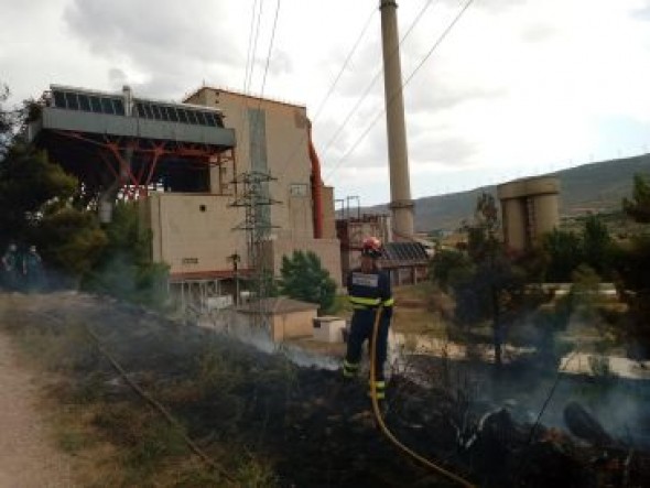 Los Bomberos de la DPT extinguen un incendio de matorral en el entorno de la central de Escucha