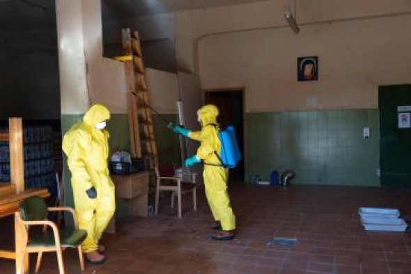Los Bomberos de la Diputación desinfectan la residencia de Burbáguena