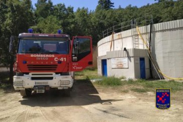 Los bomberos de Teruel suministran agua de boca a la localidad castellonense de Villafranca del Cid