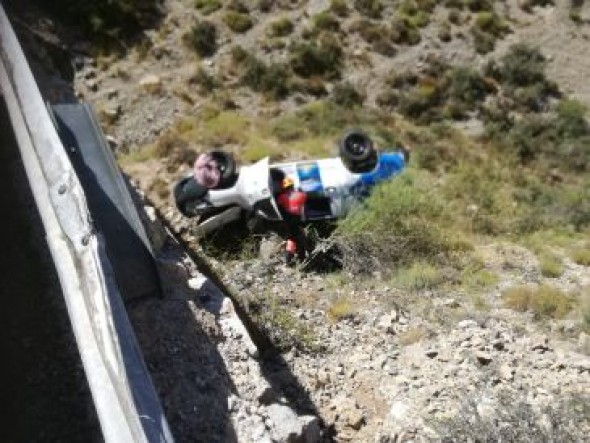 Rescatado un conductor atrapado en su vehículo tras accidentarse en Cedrillas