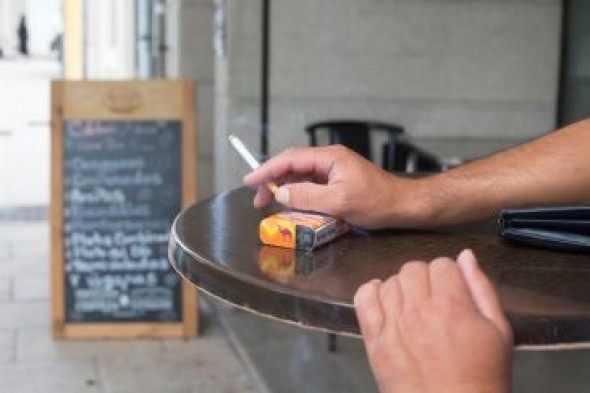 Sanidad prohíbe fumar en toda España en la calle si no se puede mantener la distancia de seguridad  y cierra las discotecas