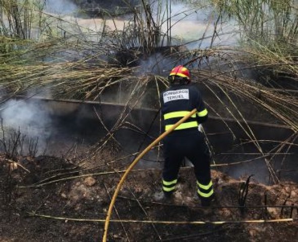 Los bomberos de Alcañiz extinguen un fuego en la zona de Valdeacabadores de Alcañiz