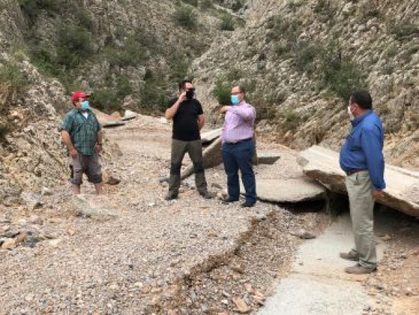 La DPT retirará el hormigón levantado por el agua en el camino entre Corbatón y Alpeñés