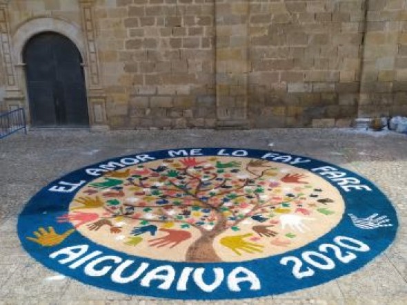 Una única alfombra simboliza la unión vecinal en Aguaviva