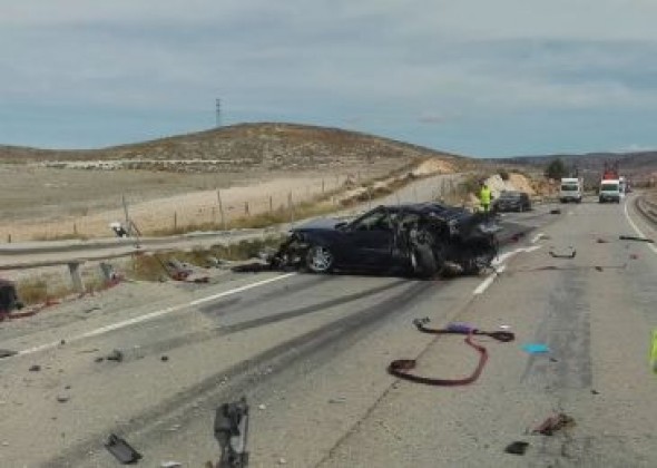 Tres heridos al chocar un camión con dos coches en el enlace del polígono de Teruel con la autovía