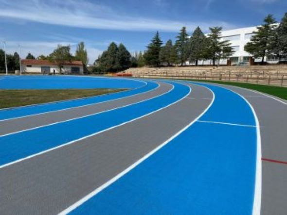 Las pistas atletismo José Navarro Bau de Teruel reabren con nuevo pavimento