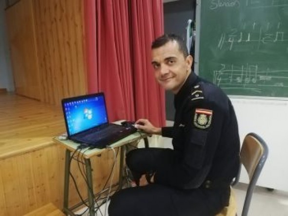 Leandro Iglesias, delegado de Participación Ciudadana de la Policía Nacional en Teruel: “La prevención sobre el uso de internet en niños es ahora más necesaria que nunca”