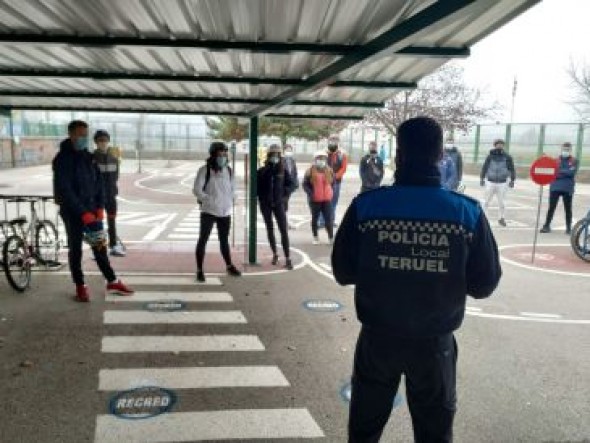 Alumnos de Magisterio realizan prácticas en Educación Vial de la mano de la Policía Local de Teruel