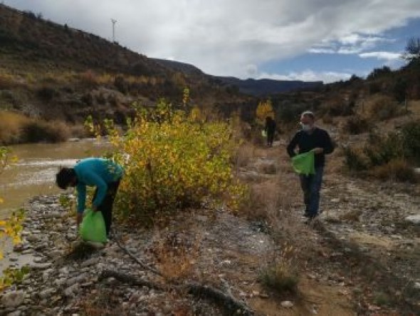 Plantan encinas y limpian el río en Mirambel con donativos de turistas