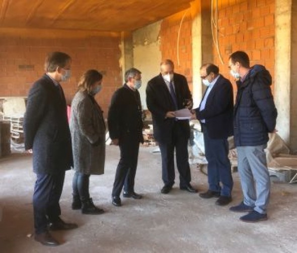 Manuel Rando visita el local donde se van a instalar las nuevas oficinas de la DPT en Alcañiz