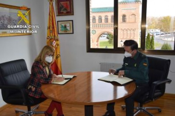 La Guardia Civil de Teruel y el Colegio de Farmacéuticos firman colaborará en  la prevención y mejora de la seguridad de lo mayores