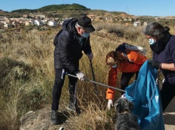 112 voluntarios recogen más de 250 kilos de basura en el entorno de Alcorisa