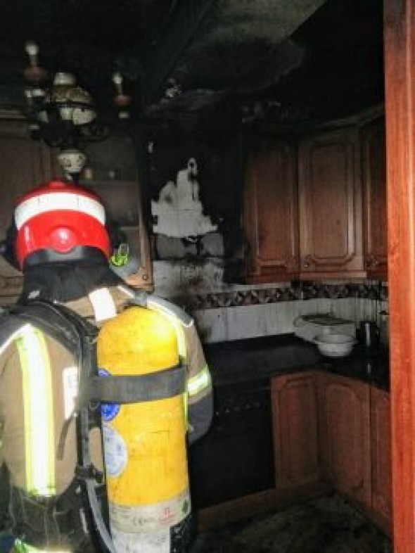 Los bomberos sofocan un incendio en la cocina de una vivienda en Alcorisa