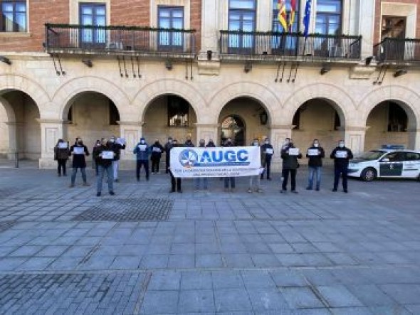 Una veintena de guardias civiles se concentran en Teruel para expresar su indignación contra el reparto de la productividad