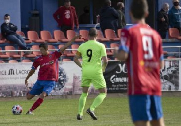 El CD Teruel se lleva un punto de Monzón jugando con uno menos durante diez minutos (0-0)