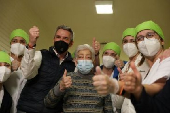 Lidia Navarro, de 84 años, y José Bruballa, de 86, los primeros vacunados contra el coronavirus en la provincia de Huesca