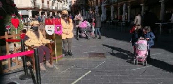 Los pajes reales recogen las cartas de los niños en la plaza del Torico