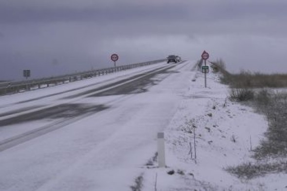 Cinco carreteras de la provincia están cortadas por la presencia de placas de hielo y nieve y en varias hay que circular con cadenas