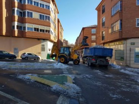 El Ayuntamiento de Teruel continúa retirando camiones de nieve helada en las calles de la capital