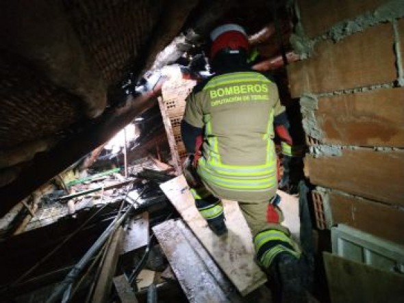 Bomberos de la DPT intervienen en un incendio en una casa habitada de Calaceite que no ha causado daños personales