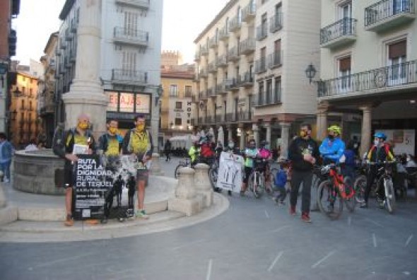 La Ruta por la Dignidad de Teruel concluye en la capital arropada por los aplausos del público