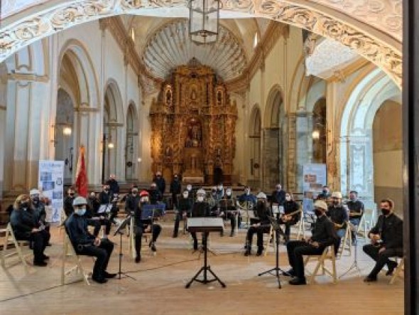 Un concierto con cascos de protección para reclamar el arreglo de una iglesia  de Alcañiz