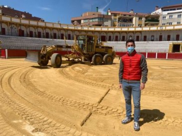 Teruel acondiciona el coso de la Plaza de Toros añadiendo la arena que falta