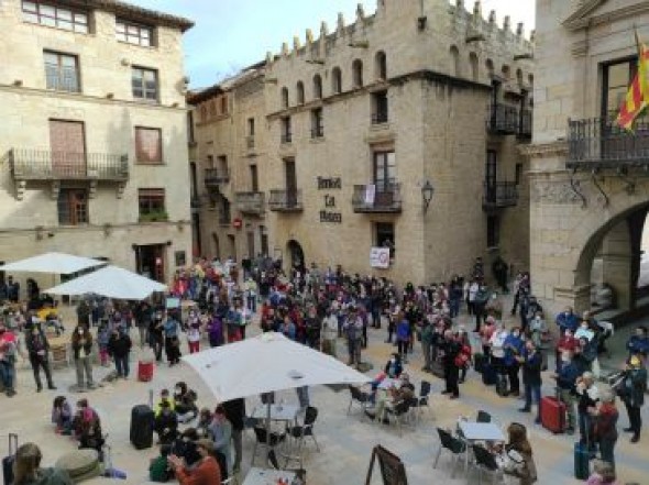 Unas 150 personas protestan en Valderrobres contra las macrocentrales eólicas en tramitación