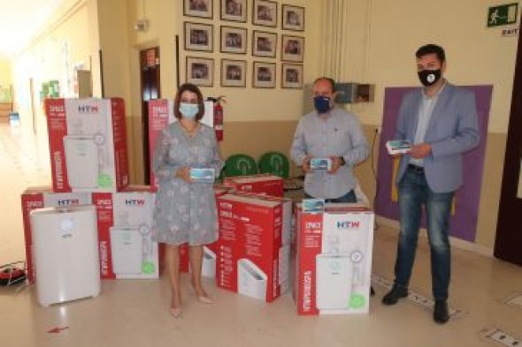 El Ayuntamiento de Teruel entrega 218 medidores de CO2 y 43 filtros HEPA a los colegios de la capital