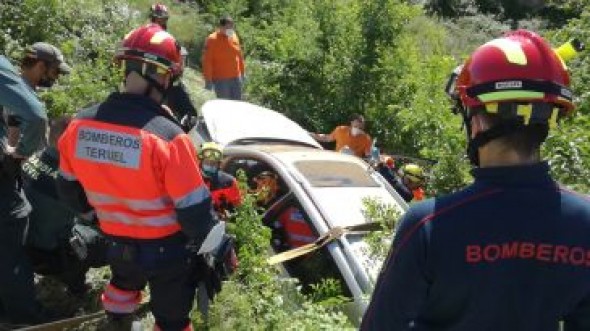 Rescatan a dos personas atrapadas en un coche tras salirse de la vía entre Beceite y Valderrobres