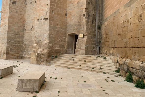 Retiran la placa de la inauguración de Ábalos de la torre gótica de Alcañiz
