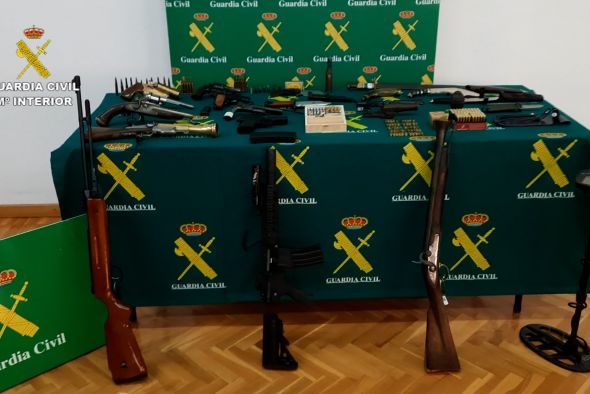 La Guardia Civil de Teruel detiene a una persona que tenía un importante depósito ilegal de armas y municiones