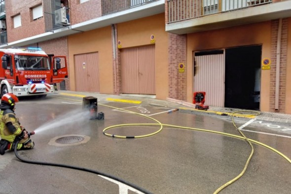 Atendido por inhalación de humo un hombre al arder una casa en Foz Calanda