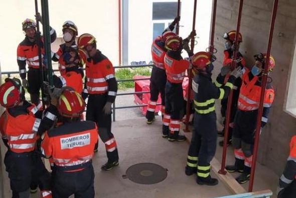 Los bomberos de la DPT actualizan su formación en apuntalamientos de edificios