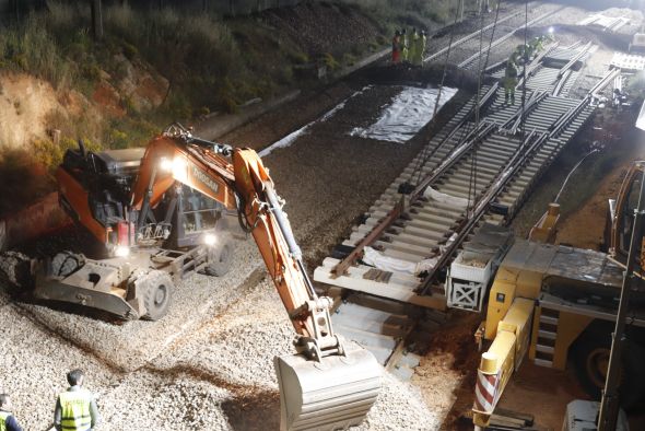 Adif instala en Barracas el primero de los desvíos de vía de los apartaderos de 750 metros de la línea ferroviaria