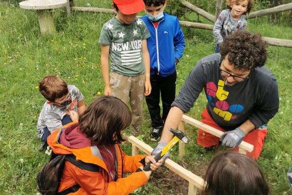 Los niños de Griegos repueblan con pinos para aprender la importancia del monte