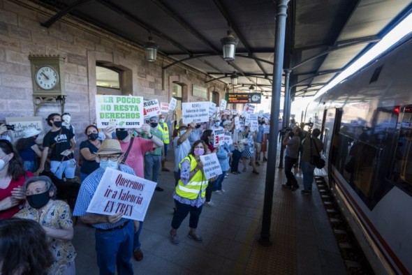 Los turolenses se manifiestan para poder continuar haciendo uso del ferrocarril