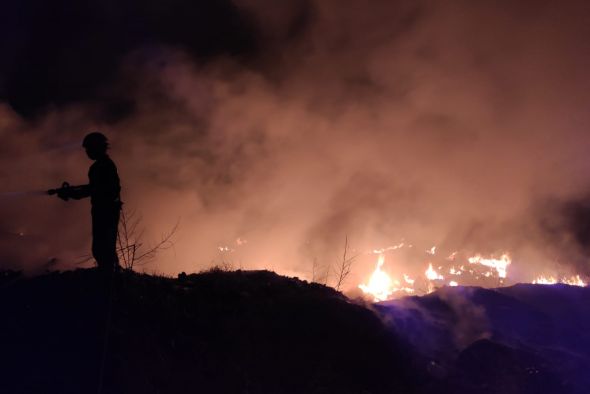 Los bomberos de la DPT extinguen un incendio en una escombrera del polígono Cuevas de San José de Calanda