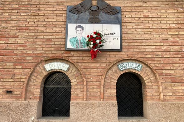 Un ramo de flores recuerda el quinto aniversario de la muerte del torero Víctor Barrio en la plaza de toros de Teruel