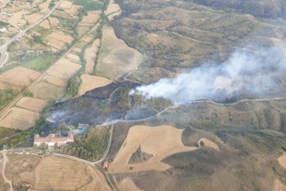 Controlado el incendio forestal junto a la residencia de Burbáguena